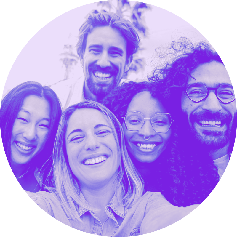 Cinco amigos riendo ante la cámara