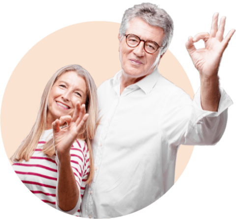 Pareja adulta haciendo el gesto de OK con las manos