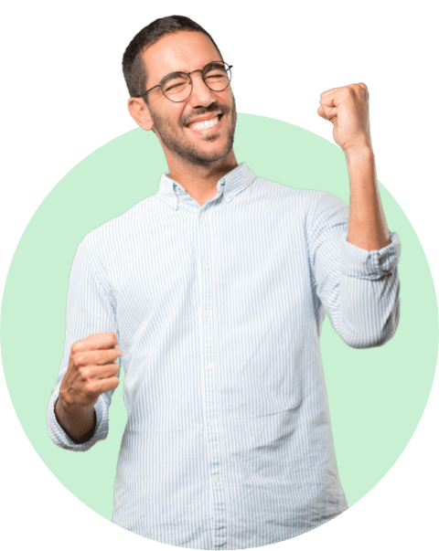 Chico contento levantando el puño